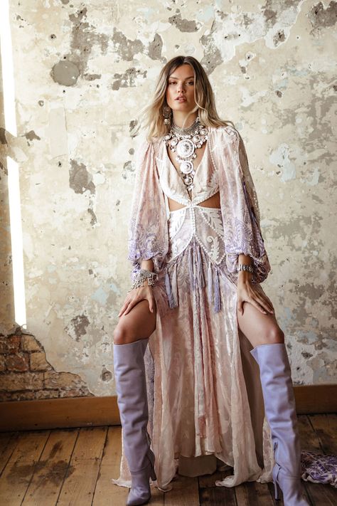 Golden Rhapsody Look Book | New by Rue de Seine - Bridal Editor Fringed Dress, Look Boho Chic, Hippy Chic, Rings Unique, Elegante Casual, Boho Chic Outfits, Bohemian Wedding Dresses, Fringe Dress, Dress Boho