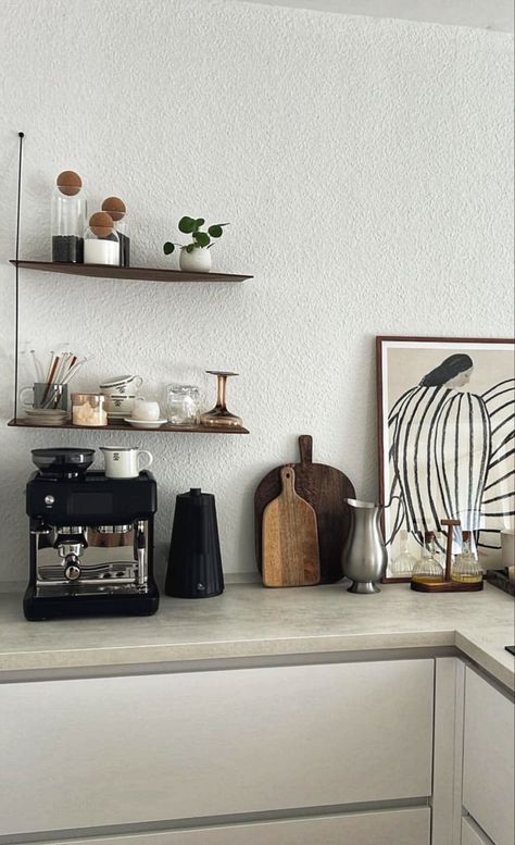 Coffee Corner Nespresso, Coffee Shelf Ideas Small Spaces, Coffee Spot In Kitchen, Coffee Corner Aesthetic, Bauhaus Kitchen, Kitchen Countertop Decor, Aesthetic Apartment, Home Coffee Stations, Coffee Nook