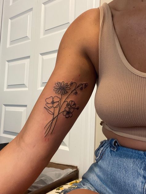 Simple Flower Arm Tattoos For Women, Classy Upper Arm Tattoos For Women, Upper Shoulder Flower Tattoo, Cute Bicep Tattoos For Women, Feminine Tattoo Placement Arm, Women Arm Tattoo Classy, Womans Arm Tattoos, Flower Tattoo Inside Arm, Beautiful Arm Tattoos For Women