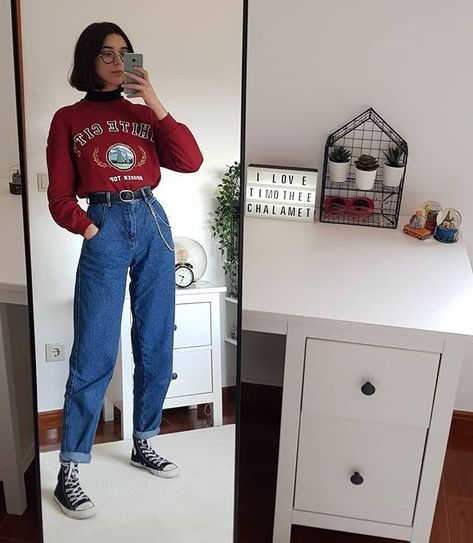 Moda retrô – looks para se inspirar – Crescendo aos Poucos Vintage Nike Sweater, Rock Outfit, Look Retro, Hipster Outfits, Grunge Vintage, Nike Sweater, Indie Outfits, Timothee Chalamet, 가을 패션