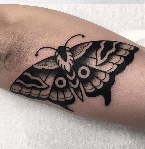 Black Flash Tattoos, Traditional Moth Tattoo, Traditional Tattoo Black And White, Traditional Butterfly Tattoo, Moth Tattoo Design, Tattoo Catalog, Woodcut Tattoo, Traditional Style Tattoo, Tattoo Old School