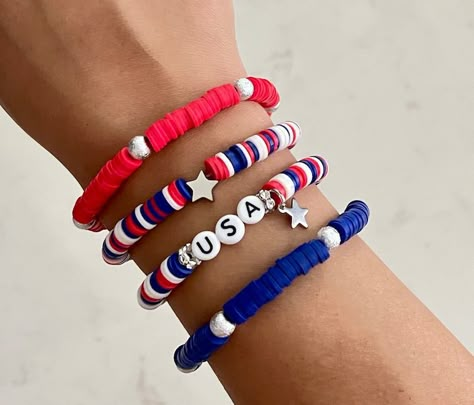 Fall Clay Bead Bracelet Ideas, Christmas Clay Bead Bracelets, Clay Bead Inspo, Usa Bracelet, Heishi Bead Bracelet, Make Clay Beads, Bracelet Business, Patriotic Bracelet, Clay Bracelets