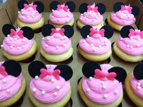 Minnie Mouse Cupcakes Mickey Mouse Party Food, Mickey Cupcakes, Mouse Cupcakes, Minnie Mouse Cupcakes, Minnie Mouse 1st Birthday, Bolo Minnie, Minnie Birthday Party, Minnie Mouse Theme, Cookies Cake