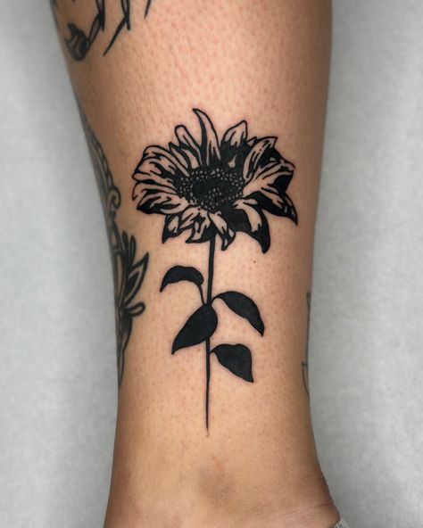 ______________________________________ #mlt_tattoo #sunflower #sunflowertattoo #trulyyourstattoo #blackworktraditional #contemporarytattoo #contemporarytattooing #blackandbold #mannheimtattoo Blackwork Sunflower Tattoo, Sunflower Simple Tattoo, American Traditional Sunflower Tattoo, Sunflower Tattoo Men, Black Sunflower Tattoo, Traditional Sunflower Tattoo, American Traditional Tattoos Black And White, Sunflower Sleeve, Traditional Sunflower