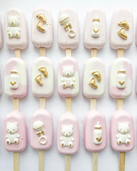 Baby Shower Cakesicles, Cakesicles Packaging, Cake Pops Baby Shower Girl, Cakesicles Ideas, Baby Candy Bar, Gold Baby Shower Cake, Gender Reveal Dessert, Popsicles Cake, Chocolate Popsicles