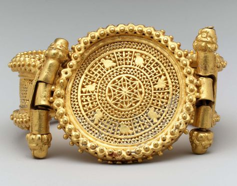 Byzantine Bracelet most probably made in Rome | ca. 400 | Gold Byzantine Gold, Byzantine Jewelry, Ancient Jewels, Roman Jewelry, Ancient Jewellery, Historical Jewellery, Art Ancien, Byzantine Art, Ancient Beauty