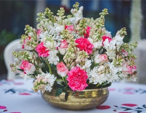 Indian Wedding Table Centerpieces, Decor For Indian Wedding, Kerala Decor, Home Flower Decor, Diwali Decorations At Home, Housewarming Decorations, Ganpati Decoration Design, Desi Wedding Decor, Diwali Decor