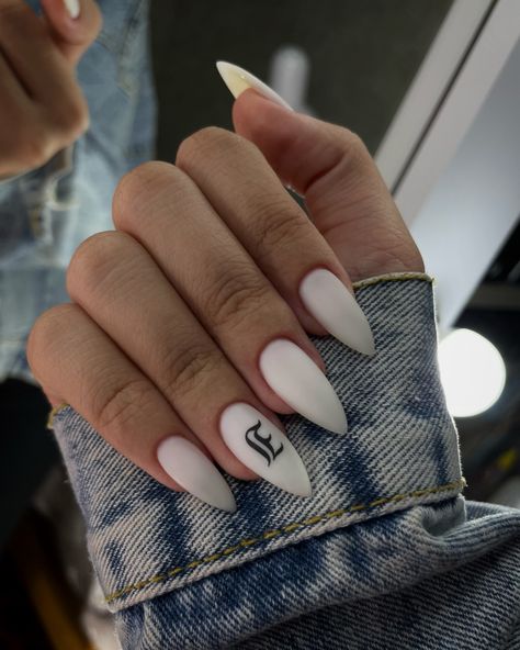 Initals On Nails Simple, Letter E Nails, Almond Nails With Letter, Letter E On Nails, Nails With Text, Nails With E Initial, E Initial Nails, Letter On Nails, Writing On Nails