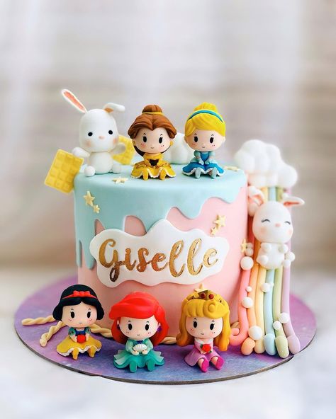 Birthday Cake Princess Theme, Pastel Theme Cake, Cake With Disney Princesses, Rainbow Princess Birthday Cake, Princesses Cake Disney, Disney Cakes Birthday, Character Cakes For Girls Birthday, Fondant Cakes Ideas, Disney Princess Theme Cake