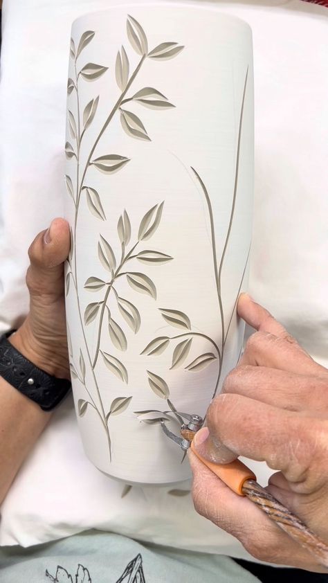 Clay Vases Pottery Design, Intricate Ceramic Design, Ceramic Vase Carving, Carved Vases Pottery, Textured Vases Ceramic Art, Carved Pottery Vase, Carving On Pottery, Ceramic Vase Design Ideas, Carved Vases Ceramic Pottery