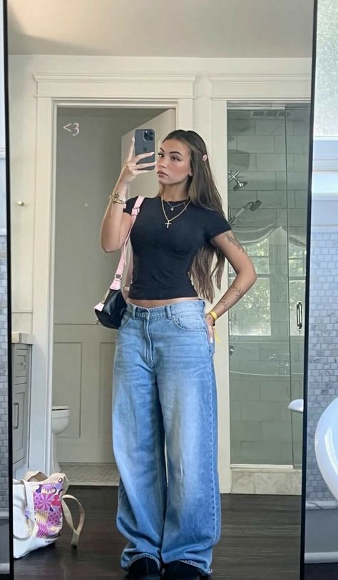 Baggy Clothes Outfit, Body Tea, Blue Baggy Jeans, Baggy Jeans Outfit, Blue Jean Outfits, Jeans Outfit Women, Jeans Outfit Summer, Uni Outfits, Basic Outfits