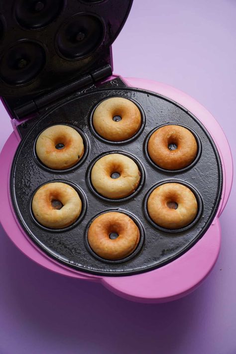 Chocolate and Vanilla Donuts in the Donut Machine - Tomatoes Tomahtos Mini Donut Maker Recipes, Donut Maker Recipes, Waffle Donuts, Donut Machine, Mini Donut Maker, Mini Donut Recipes, Donut Mix, Donut Batter, Mini Donuts Maker