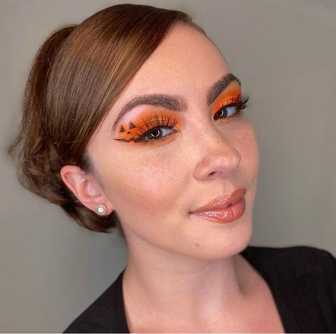 SPOOKY SEASON IS HERE! 🎃🖤 Pumpkin Makeup look by Ogle School Alumni, @ mariposaskinlounge on Instagram. #halloweenmakeup #pumpkinmakeup #spookyseasonmakeup #halloweenmakeupinspo #halloweenmakeupinspo #halloweenmakeupideas #scaryhalloweenmakeup #easyhalloweenmakeup #prettyhalloweenmakeup Pumpkin Themed Makeup, Pumpkin Halloween Costume Makeup, Halloween Eye Makeup For Work, Simple Pumpkin Makeup, Orange Halloween Makeup Looks, Halloween Makeup Looks Pumpkin, Pumpkin Makeup Easy, Cute Pumpkin Makeup, Pumpkin Makeup Looks