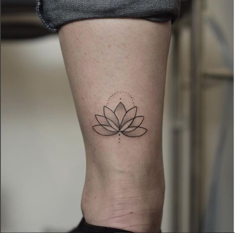 LOVE THIS, small outside or inside of lower leg above ankle or on top of foot a little to the side Lower Leg, Mini Tattoos, Lotus Flower Tattoo, Flower Tattoo, Tatting, Piercings, Love This, Madrid, Tattoos