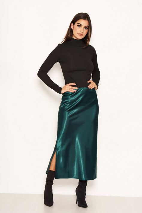 Green Satin Skirt Outfit, Satin Skirt Outfit Classy, Green Satin Midi Skirt, Green Satin Skirt, Green Skirt Outfits, Green Silk Skirt, Silk Skirt Outfit, Satin Skirt Outfit, Rok Outfit