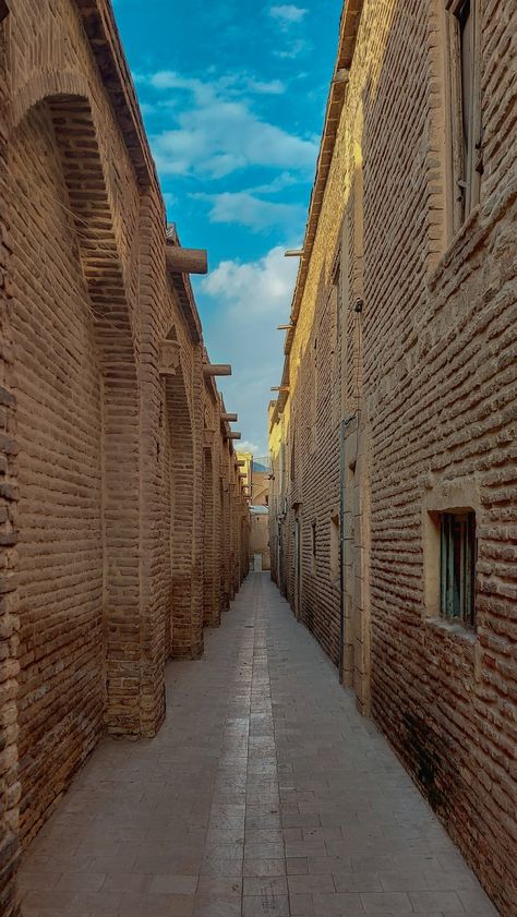 Iran Photography, Islamic Design Pattern, Person Photography, Shiraz Iran, Iranian Architecture, Persian Architecture, Architecture Wallpaper, Masonry Wall, City Painting