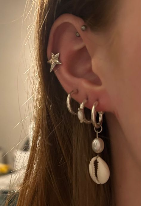 Silver Earrings Stack Aesthetic, Right And Left Ear Piercings, Ear Piercing Designs Simple, Both Ear Piercings Ideas, How To Stack Earrings, Silver Earscapes, Silver Piercings Aesthetic, Silver Earscape, Silver Piercing Stack