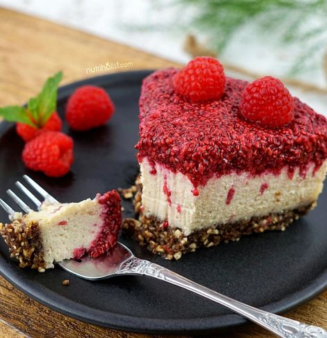 Raspberry Chia “Cheesecake” (V/GF) – Nutriholist Vegan Raspberry Cheesecake, Chickpea Stew Vegan, Dairy Free Popsicles, Cashew Cheesecake, Cheesecake Vegan, Cheesecake Toppings, Keto Vegan, Vegan Cheesecake, Slaw Recipes