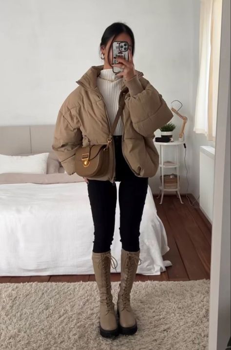 korean outfit style Beige Winter Jacket Outfit, Beige Jacket Outfit Winter, Puffy Coat Outfit, Puffy Jacket Outfit, New York Winter Outfit, Cold Outfit, Winter Jacket Outfits, Classy Winter Outfits, Winter Fashion Outfits Casual