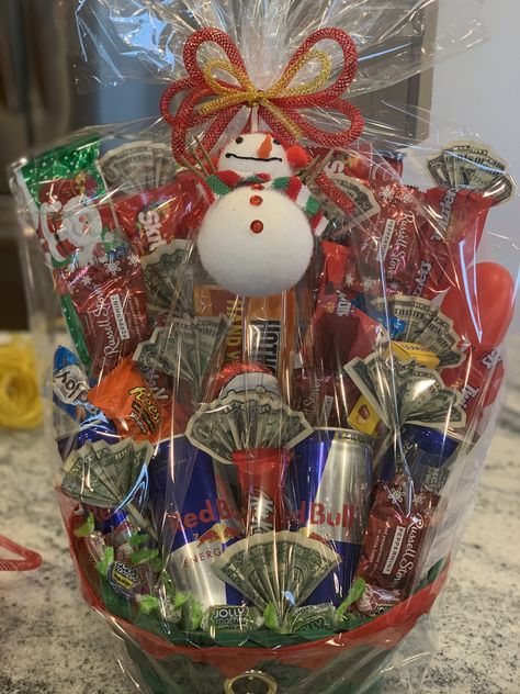 Candy Basket Ideas, Homemade Housewarming Gifts, Birthday Baskets, Liquor Gift Baskets, Homemade Gift Baskets, Candy Gift Baskets, Liquor Gifts, Valentines Day Baskets, Baskets Ideas