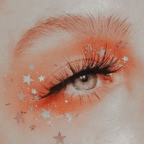 Orange Mermaid Aesthetic, Sun And Moon Costume, Disco Makeup, Pantone 2024, Fantasy Make-up, Color Durazno, Orange Eye Makeup, Looks Hippie, Make Up Gold