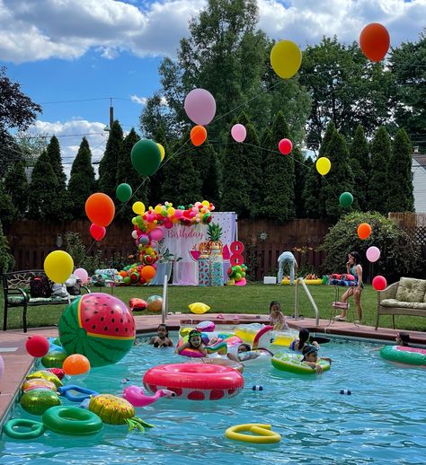 Kiddie Party Ideas, Pool Party Candy Bar Ideas, Outside Party Decorations Backyards, Tropical Theme Pool Party, Kids Pool Birthday Party Ideas, 40th Birthday Pool Party Ideas, Pool Party Balloons Decorations, Pool Party Themes For Kids, Pool Party Decorations For Kids