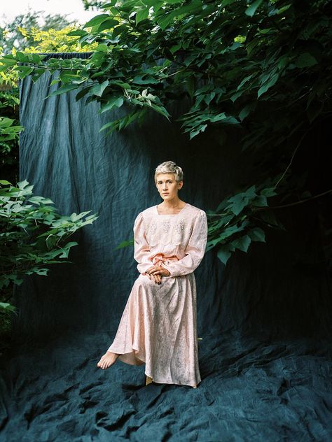 I set up my studio muslin backdrop outdoors, blending it in to the trees of my backyard in this outdoor, vintage fashion portrait concept in Charleston South Carolina. Click on the link to see more fashion portraits and hear about how I decided on this setup #charlestonphotographer #vintagefashion #naturallightportrait #studioportrait #muslinbackdrop Moody Backdrop, Outdoor Studio, Outdoor Backdrops, Photoshoot Backdrops, Summer Photoshoot, Outdoor Portraits, Outdoor Photoshoot, Fashion Photography Inspiration, Earth Signs