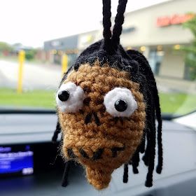 Mommy Made Crochet: Shrunken Head * crochet pattern Creepy Amigurumi, Scary Crochet, Zombie Crochet, Spooky Pattern, Head Crochet, Stile Harry Potter, Harry Potter Crochet, I Love Autumn, Shrunken Head