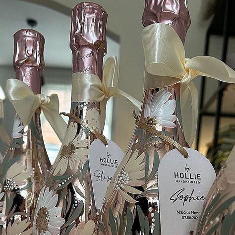 Hollie Yarwood | Bottles this week✨ I love Sundays for reflection & looking back at the bottles that are being gifted and treasured🤍  #handpaintedbot... | Instagram Bridesmaids Ideas, Decorated Bottles, Painted Bottles, Hand Painted Bottles, Personalised Gifts Diy, Champagne Rose, Wine Bottle Gift, Painted Wine Bottles, Wine Bottle Decor