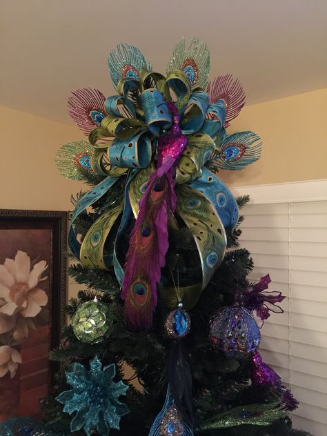 Peacock Christmas tree topper/bow. Peacock Christmas Tree Topper, Peacock Tree Topper, Peacock Christmas Tree Ideas, Peacock Wreaths, Peacock Christmas Decorations, Christmas Peacock, Creative Halloween Costume Ideas, Ideas Decoracion Navidad, Peacock Christmas Tree