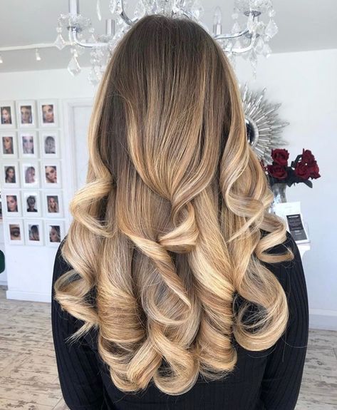 beautiful two toned blonde hair with dark roots styled with a bouncy curly blow dry full of volume 👸🏽😍 #blowdry #long #hair #girls #hair #dresser #blonde #brunette #dark #hair #bleached #curled #straightened Curly Blowdry, Middle Aged Women Hairstyles, Ombre Dark, Wedge Hairstyles, Bouffant Hair, Asymmetrical Hairstyles, Hairstyles With Glasses, Blow Dry Hair, Shoulder Hair