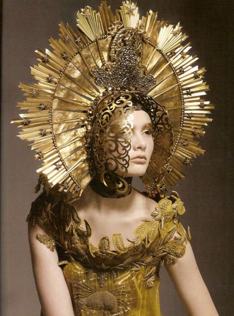 #OPULENCE Jessica Stam, Oh My Goddess, Foto Tips, Head Dress, Looks Party, Head Pieces, Foto Art, Roaring Twenties, Tiaras And Crowns