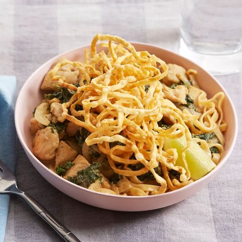 Recipe: Chicken Khao Soi with Crispy Wonton Noodles - Blue Apron Koi Soi Recipe, Green Curry Noodles, Chicken Khao Soi, Chicken Green Curry, Yellow Curry Paste, Crispy Noodles, Wonton Noodles, Crispy Wonton, Coconut Curry Soup