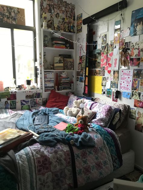 Maximalist Indie Bedroom, Ideas For Big Rooms, Bedroom Ideas Maximalist, Alt Bedroom Ideas, Bedroom Ideas For Big Rooms, 90s Teen Bedroom, Alt Bedroom, Grunge Room, Indie Room