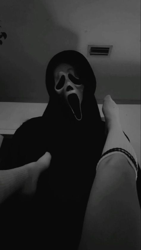 Scarie Movie, Ghost Face Mask, Ghostface Scream, Shotting Photo, Dark Romance Books, Cute Relationship Photos, Halloween Photoshoot, Masked Man, Ghost Faces