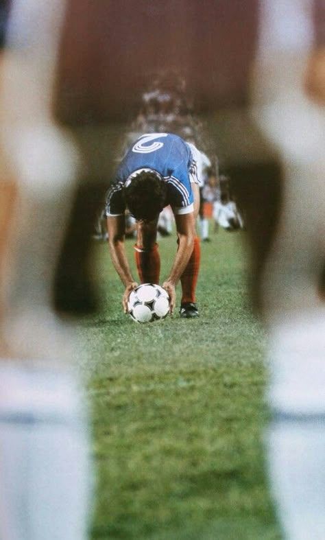 Manuel Amoros 1982 WC Semi Final penalty shootout. Sports Film Photography, Soccer Sports Photography, Creative Sports Photography, Football Photography Soccer, Sports Photography Action, Sports Documentary, Football Shooting, Soccer Photos, Soccer Poses