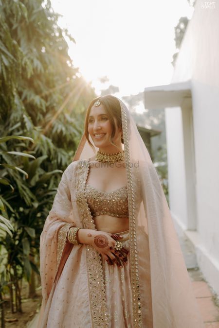 Engagement Looks For Indian Bride, Sundowner Wedding, Pink Bridal Lehenga, Engagement Lehenga, Dresses Traditional, Indian Bride Outfits, Bridal Lehenga Collection, Kundan Jewelry, Bridal Poses