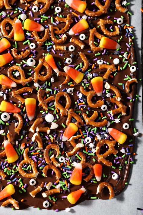 Looking to make the easiest and cutest Halloween treat possible? This Chocolate Halloween Bark is the perfect combination of sweet and salty and calls for some of the most delicious toppings. It's fun to make with kids AND share with people you love, too! #EasyEntertaining #HolidayEntertaining #SpeckledPalate Thanksgiving Chocolate Bark, Halloween Cracker Bark, Halloween Bark Candy, Halloween Chocolate Bark, Halloween Bark Recipes, Bark Idea, Halloween Candy Bark, Thanksgiving Chocolates, Halloween Bark