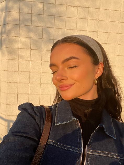 Golden hour brunette selfie natural neutral nude make up retro gold hoop earrings sunny sun bronze aesthetic vibe Golden Hoops Aesthetic, Gold Hoop Outfit, Golden Hoop Earrings Aesthetic, Gold Hoops Outfit, Golden Hoops Earrings, Hoop Outfit, Bronze Aesthetic, Hoops Aesthetic, Brunette Selfie