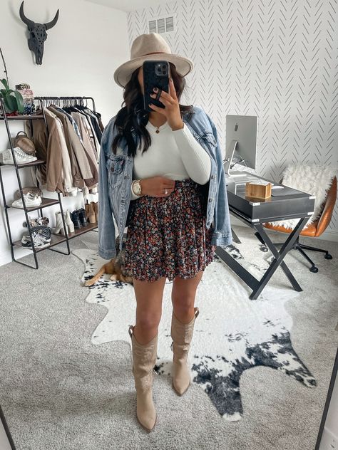 Mini Skirt Outfit Denim, Skirt Outfit Pleated, Floral Mini Skirt Outfit, Boots And Mini Skirt, Skirt And Cowboy Boots Outfit, Skirt Outfit Denim, Outfit Denim Jacket, Pleated Mini Skirt Outfit, Western Boot Outfit