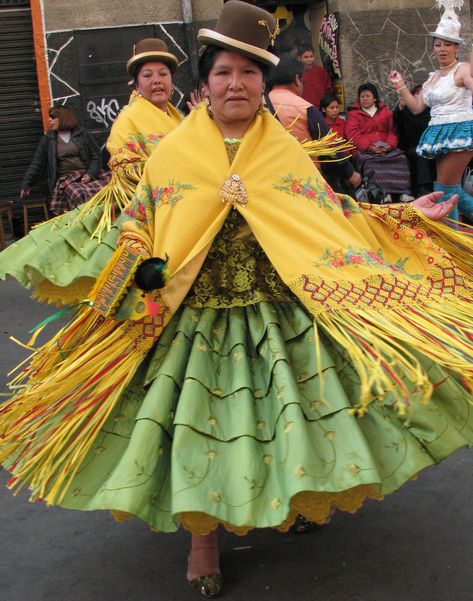 The Cholitas are a group of Bolivian women Traditional Clothing Around The World, Caribbean Outfits, Culture Clothing, Travel Clothes, Traditional Clothes, Popular Outfits, Traditional Fashion, World Cultures, Bolivia