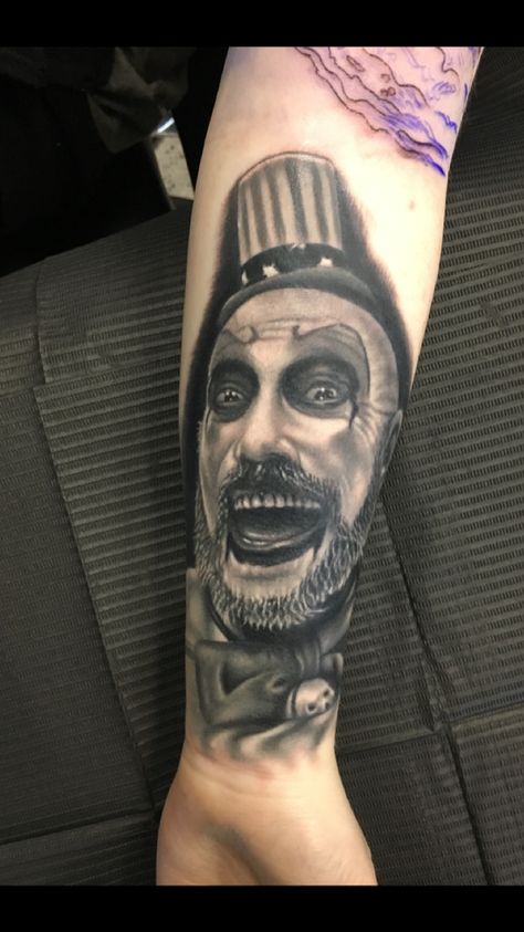 Captain Spaulding Tattoo Design, The Devils Rejects Tattoo, Devils Rejects Tattoo, Captain Spaulding Tattoo, Movie Character Tattoos, The Devils Rejects, Scream Tattoo, Horror Sleeve, Devils Rejects