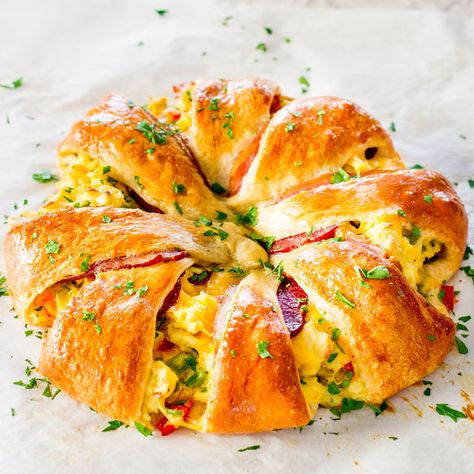 This beautiful Crescent Bacon Breakfast Ring will be everyone's weekend breakfast of choice, it's loaded with bacon, eggs and cheese. Perfect for brunch as well. Breakfast Ring, Crescent Breakfast, Crescent Roll Recipes, Bacon Breakfast, Weekend Breakfast, Breakfast Items, Idee Pasto Sano, Breakfast Brunch Recipes, Breakfast Dishes