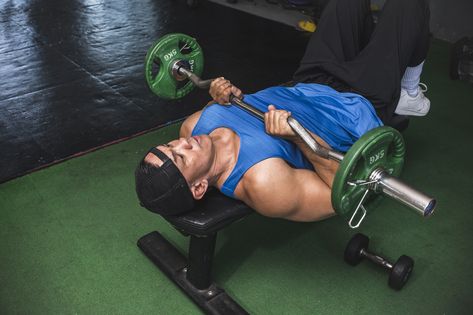 Don’t let the name fool you: You can use a curl bar to train most muscles in your body. We share our 10 favorite curl bar exercises to strengthen your chest. Curl Bar Workout For Men, Curl Bar Exercises, Bar Chest, Bar Exercises, Chest Workout For Men, Chest Exercises, Healthier Habits, Incline Bench, Bar Workout