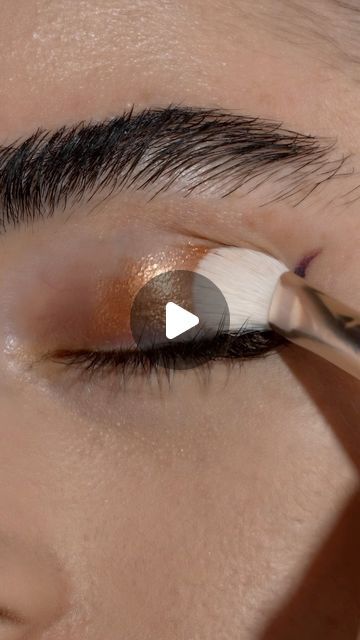 Natasha Denona on Instagram: "3 STEP SUNSET EYE TUTORIAL with my MINI BRONZE EYESHADOW PALETTE 🌇 ✨ #makeupbynatashadenona   Makeup Details: Eyes:  ND MACRO TECH EYE CRAYON burgundy - outer wing & inner corner  ND MINI BRONZE EYESHADOW PALETTE  Bronze Foil - across the eyelid & inner corner  Flesh - transition #explore #natashadenona #summereyes" Natasha Denona Bronze Palette Looks, Eye Crayon, Summer Eyes, Bronze Eyeshadow, Natasha Denona, Eye Tutorial, Eyeshadow Palette, Makeup Tips, Crayon