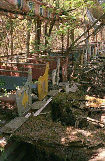 Abandoned Theme Parks, Abandoned Amusement Park, Abandoned Property, Abandoned Amusement Parks, Last Ride, Abandoned House, Parc D'attraction, Abandoned Mansions, Haunted Places