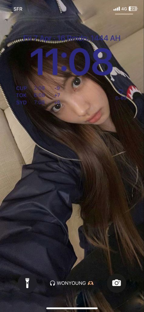 Kpop New jeans Hyein lockscreen Hyein Wallpaper Lockscreen, Kpop Lockscreen Ideas, Hyein Wallpapers, Layout Phone, Phone Clothes, Kpop Lockscreen, Phone Customization, $b Wallpaper, Pretty Phone Wallpaper