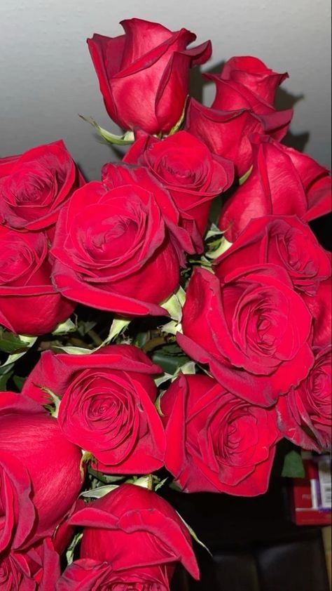 Roses Pinterest, Red Flower Wallpaper, Love Rose Flower, Red Roses Wallpaper, Phone Wallpaper Boho, Flower Box Gift, Flowery Wallpaper, Flowers Bouquet Gift, Nothing But Flowers