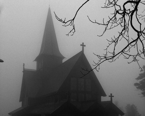 Gothic Academia Aesthetic, Gothic Architecture Aesthetic, Goth Architecture, Gothic Academia, Gothic Buildings, Creepy Houses, Aesthetic Dark Academia, Horror Themes, Gothic Aesthetic