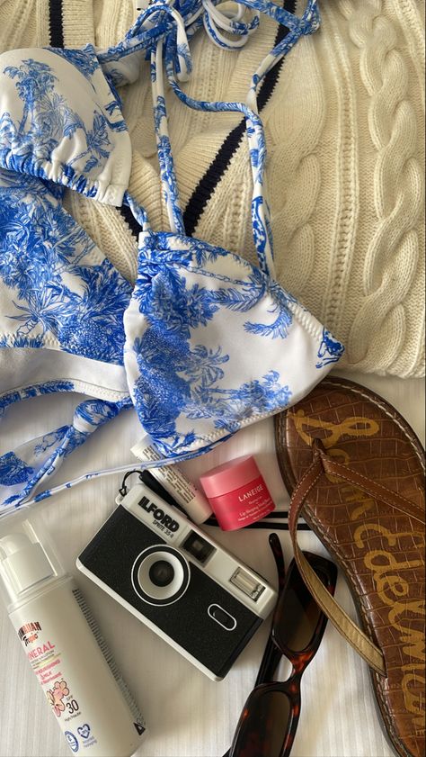 beach bag necessities, film camera, swimsuit Summer Beach Bag Aesthetic, Summer Vlog Aesthetic, Beach Bags Aesthetic, Pool Bag Aesthetic, Pool Essentials Aesthetic, Greek Beach Aesthetic, Summer Dump Aesthetic, Summer Book Quotes, Beach Essentials Aesthetic